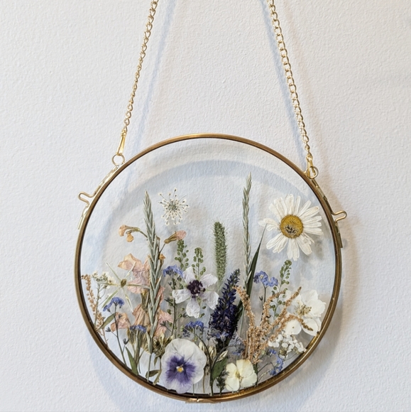 *sold*Real pressed flower artwork, 6x6 round floating frame with pressed flowers - Picture 3 of 5